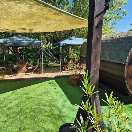 Mini Uebernachten Im Gurkenfass 2* لوبنو