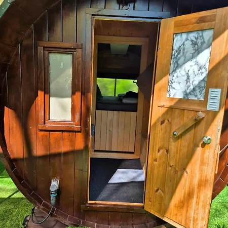 فندق Mini Uebernachten Im Gurkenfass لوبنو