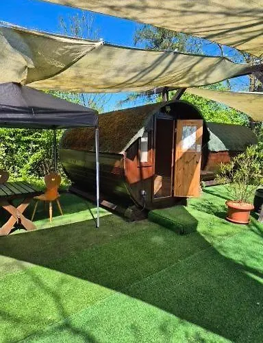 فندق Mini Uebernachten Im Gurkenfass لوبنو