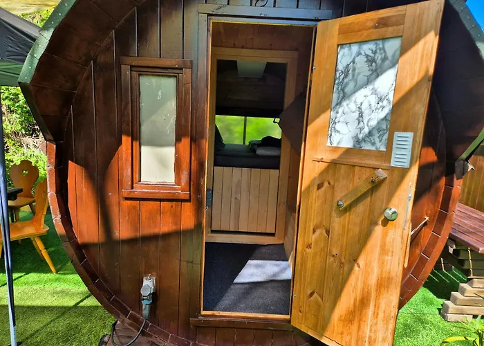 فندق Mini Uebernachten Im Gurkenfass لوبنو